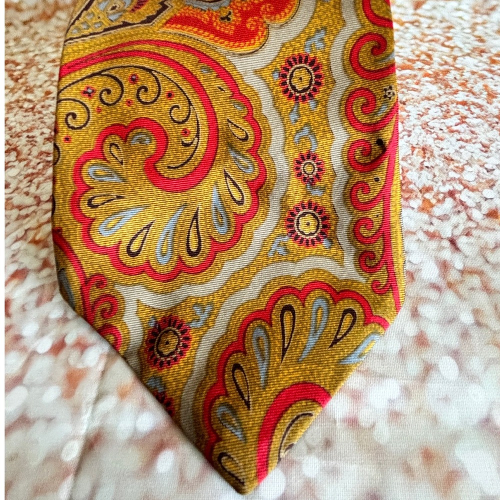 VTG John Comfort Richards Of Greenwich Silk Tie Gold Red Paisley Pattern Mens